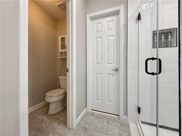 full bathroom featuring visible vents, a stall shower, toilet, and baseboards