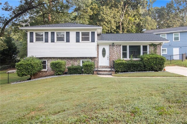 tri-level home featuring a front yard