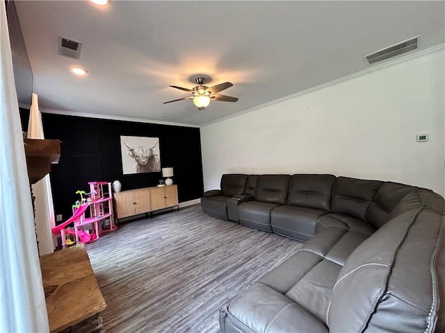 living room with crown molding, a ceiling fan, wood finished floors, baseboards, and recessed lighting