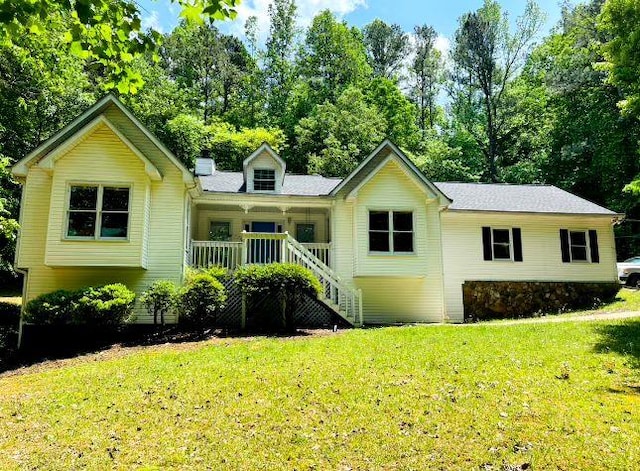 view of front of home featuring a front lawn