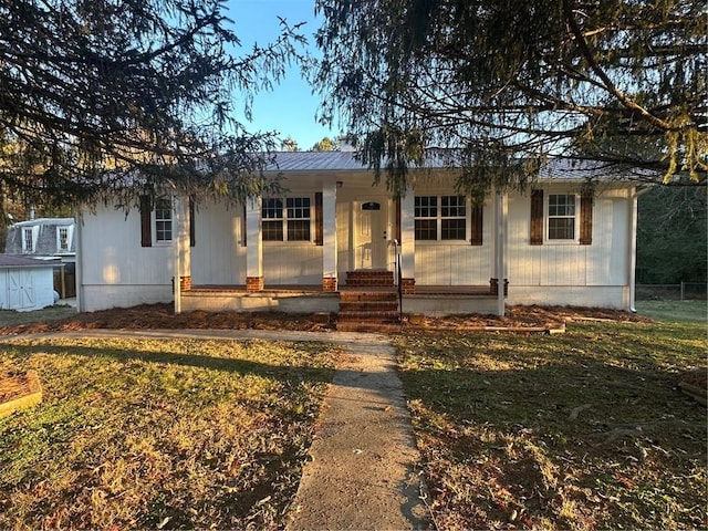 view of front facade featuring a porch and a front yard