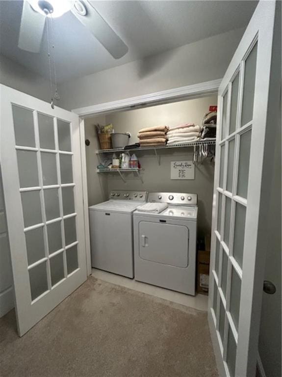 laundry area featuring ceiling fan, independent washer and dryer, and light carpet