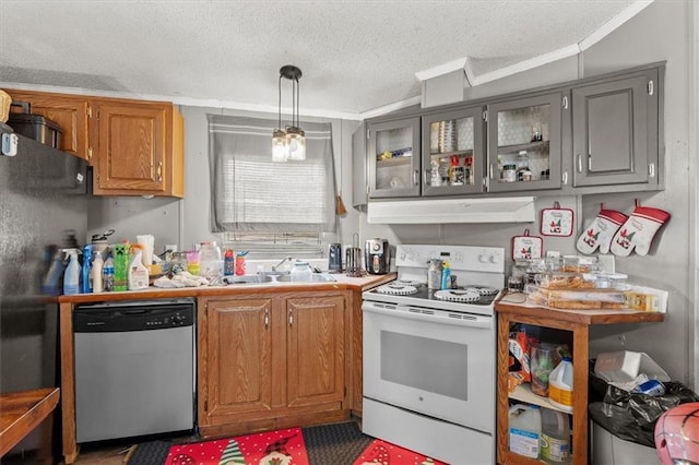 kitchen featuring electric stove, under cabinet range hood, a sink, a textured ceiling, and dishwasher