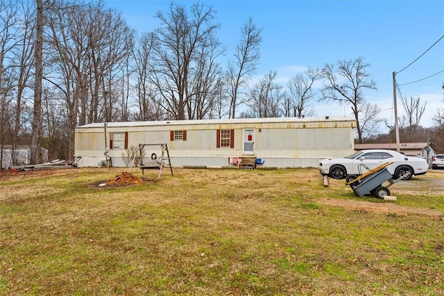 manufactured / mobile home with a front lawn