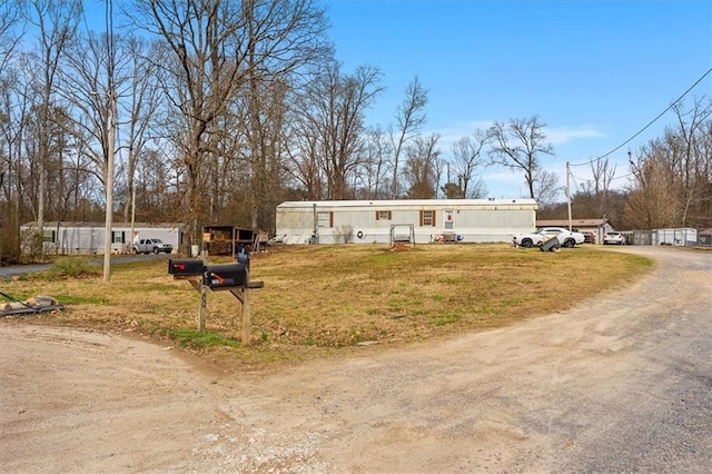 manufactured / mobile home featuring driveway