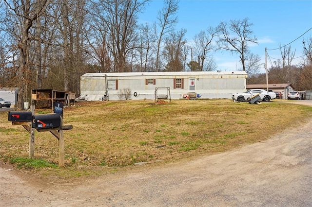 manufactured / mobile home featuring a front yard