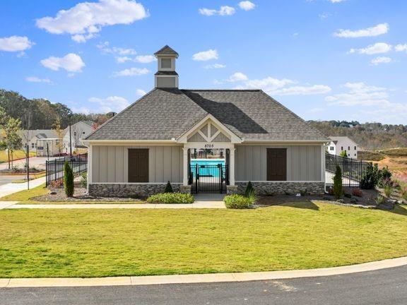 view of front facade featuring a front lawn