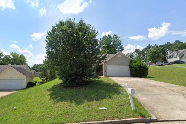 view of front facade featuring a front lawn