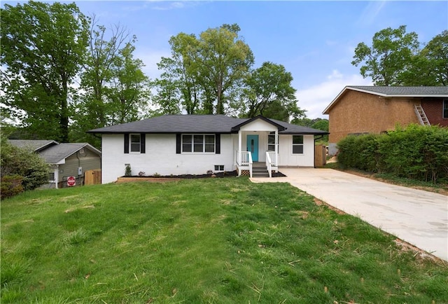 view of front facade with a front yard