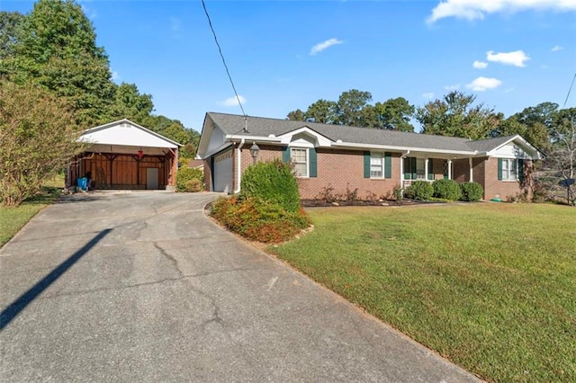 view of front of property featuring a front yard and a garage