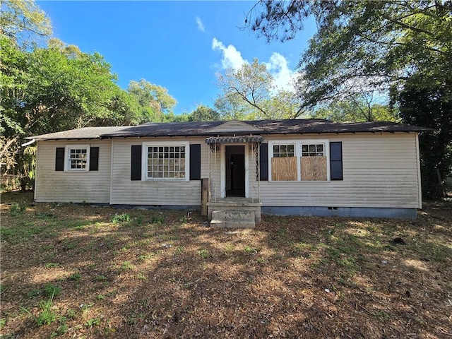 view of front of property featuring crawl space