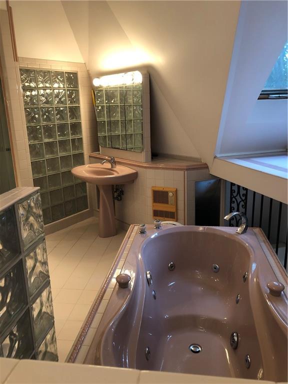 5015 Wright Bridge Rd, Cumming, GA 30028 - bathroom featuring a jetted tub and vaulted ceiling