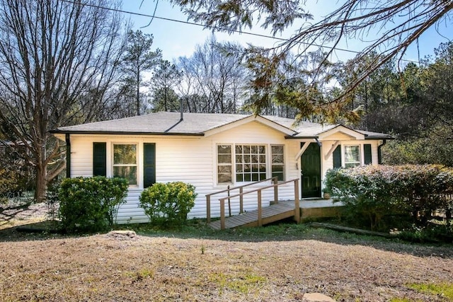 single story home with a front yard