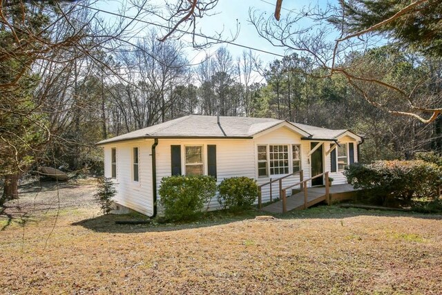 view of front of property featuring a front yard