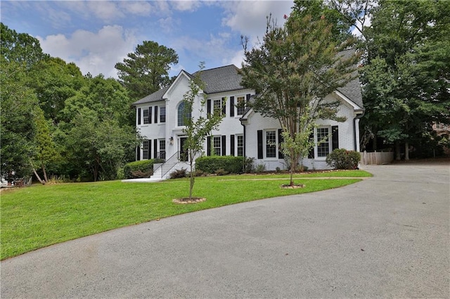 colonial home featuring a front yard