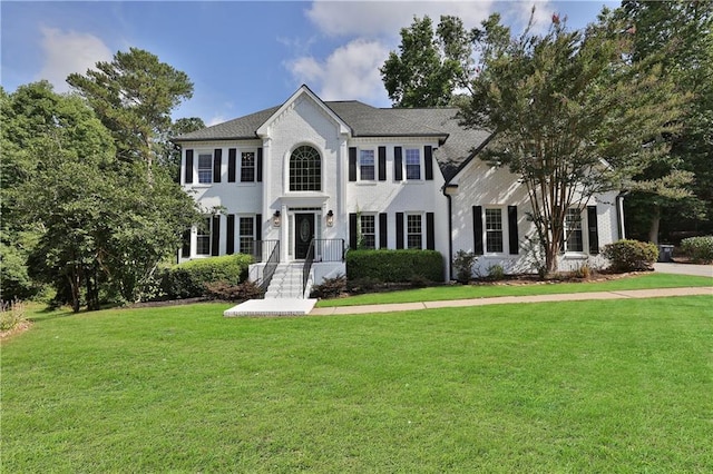 colonial house featuring a front yard