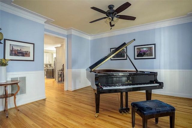 misc room featuring crown molding, light hardwood / wood-style flooring, and ceiling fan