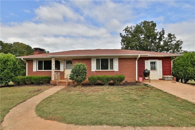 single story home with a front lawn