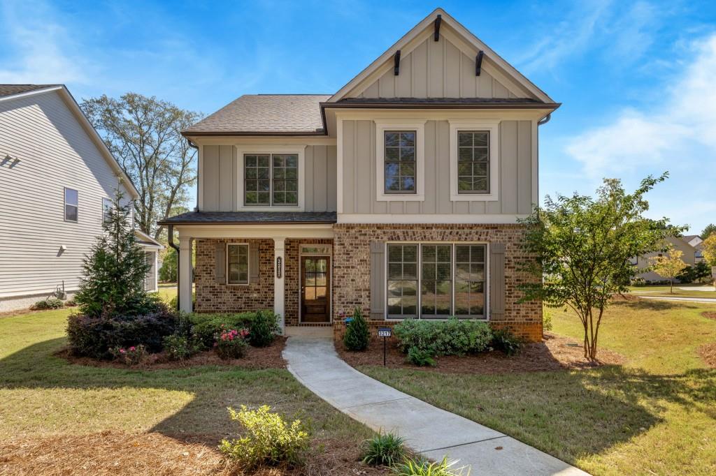 craftsman inspired home featuring a front yard and covered porch