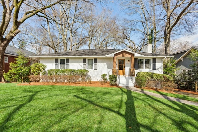 ranch-style house featuring a front yard