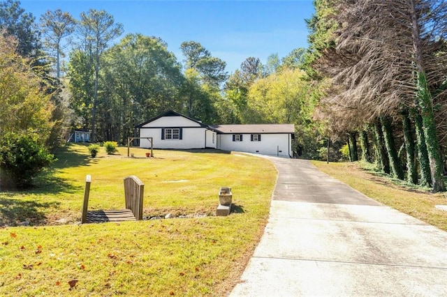 view of front of property featuring a front yard