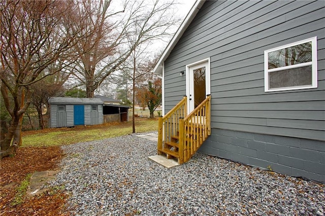 view of yard featuring a storage unit