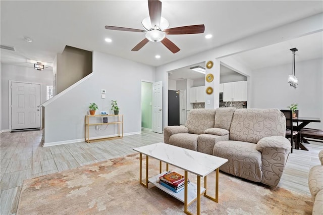 living room featuring visible vents, recessed lighting, baseboards, and ceiling fan