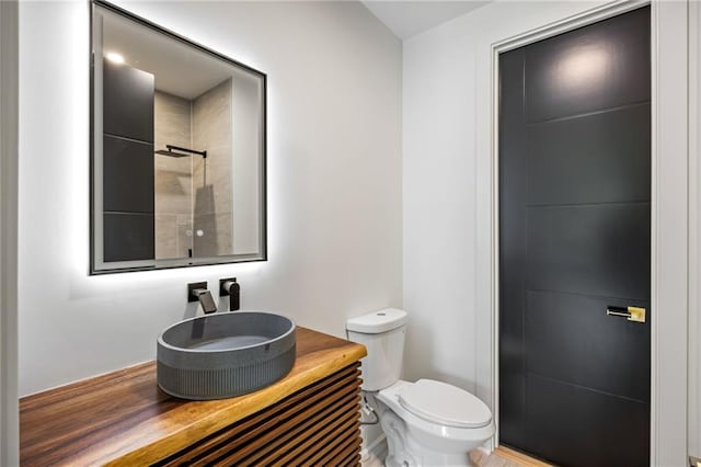 942 Fairfield, Marietta, GA 30068 - bathroom featuring toilet, tiled shower, and vanity
