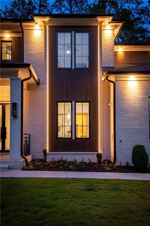 942 Fairfield, Marietta, GA 30068 - contemporary house featuring brick siding and a front lawn