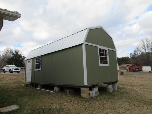 view of outdoor structure featuring a yard