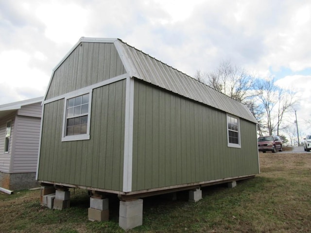 view of outdoor structure with a yard