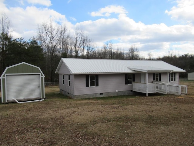 view of front of property featuring an outbuilding, a garage, and a front yard