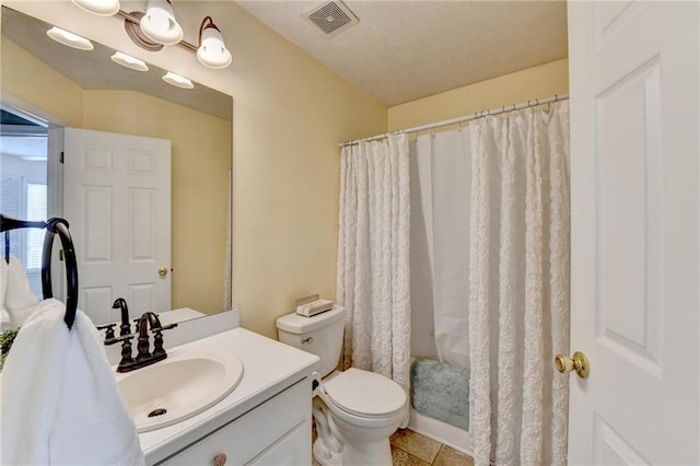 full bath featuring a shower with shower curtain, visible vents, vanity, and toilet