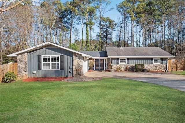 single story home featuring a front yard