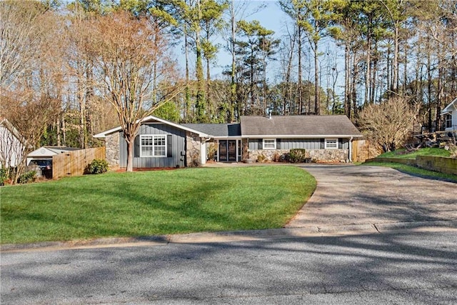 ranch-style house featuring a front yard