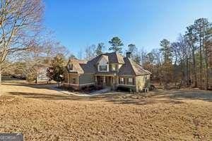 back of house featuring a yard