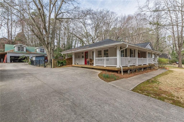 view of front of property featuring covered porch and an outdoor structure