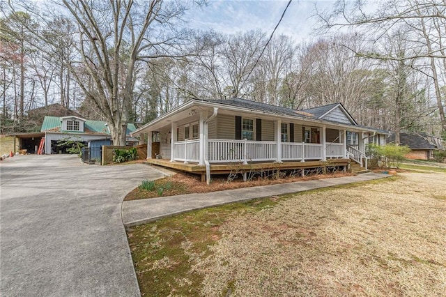 view of front of home featuring driveway and covered porch