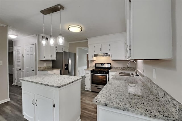650 Lake Forest Ct, Roswell, GA 30076 - kitchen with appliances with stainless steel finishes, under cabinet range hood, crown molding, white cabinets, and dark wood finished floors
