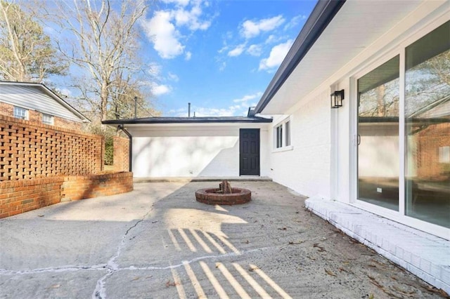 view of patio with an outdoor fire pit