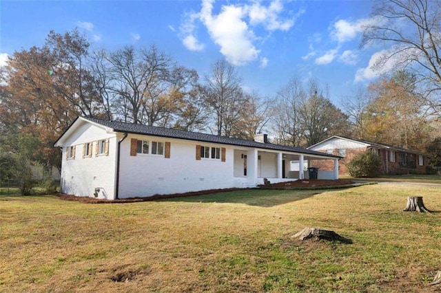 single story home featuring a front yard