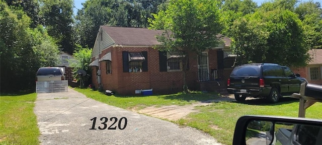 view of front of home featuring a front lawn