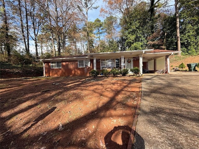 single story home with a carport