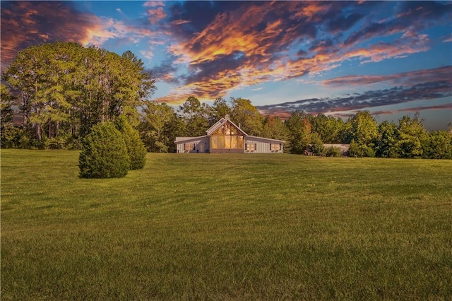 view of yard at dusk