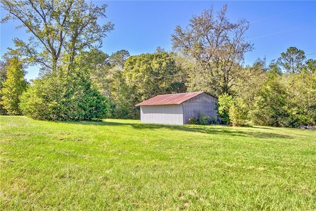 view of yard featuring an outbuilding