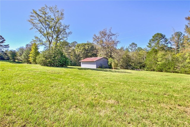 view of yard with an outbuilding