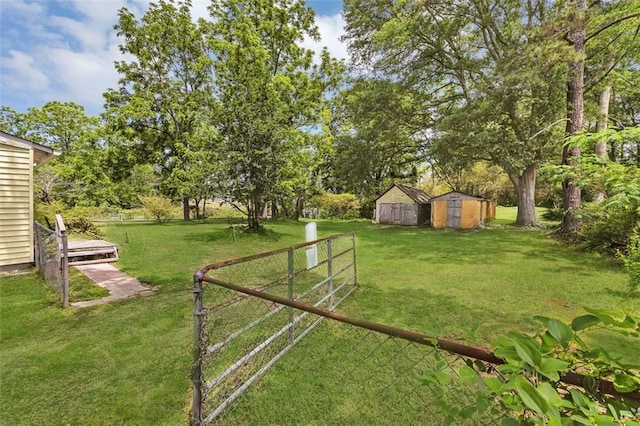 view of yard featuring view of wooded area