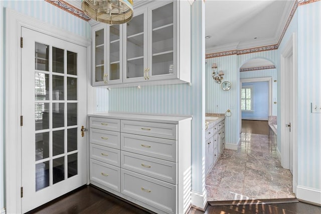 401 Peachtree Battle Ave NW, Atlanta, GA 30305 - walk in closet featuring arched walkways