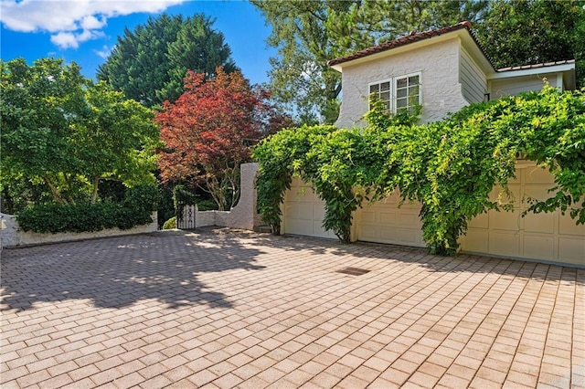 401 Peachtree Battle Ave NW, Atlanta, GA 30305 - view of patio with a garage