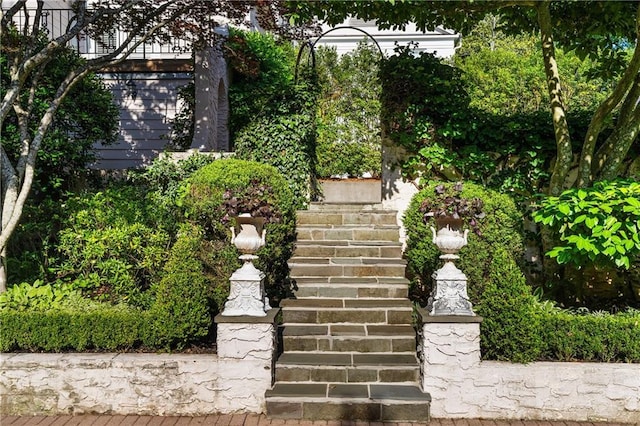 401 Peachtree Battle Ave NW, Atlanta, GA 30305 - surrounding community with stairway